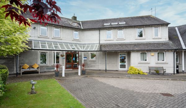 Entrance And Driveway Of Bradbury House