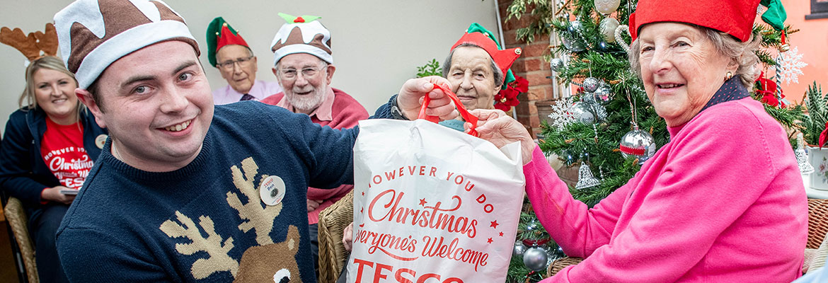 Tesco gives food to Abbeyfield for Christmas