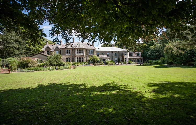 The beautiful large garden with lawn at Cove House