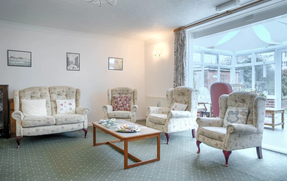 Fresh and airy living room with coffee table and chairs at Beachside, Worthing